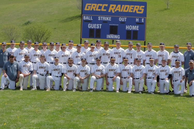 Photo of the GRCC baseball team at Belknap Park.