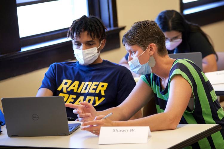 A tutor working with a Bridges to College student.