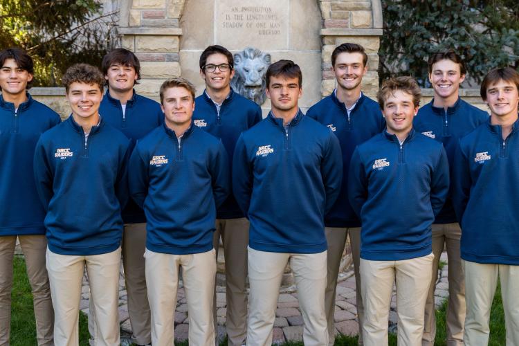 The golf team posting with the iconic lion fountain.