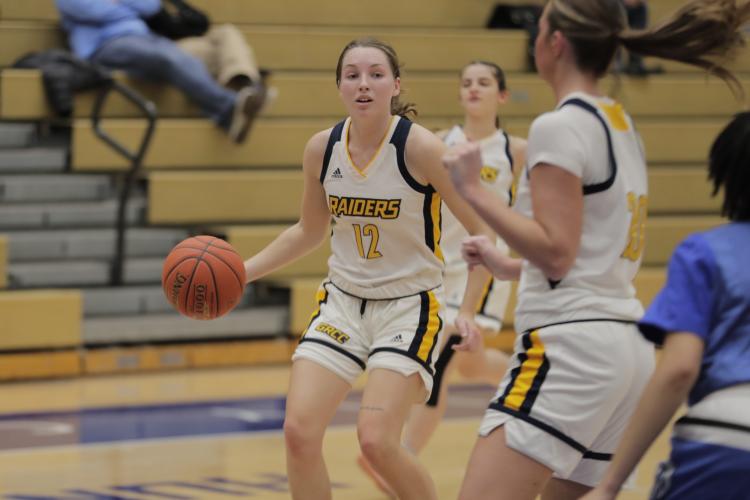 Grace Lodes dribbling the ball.