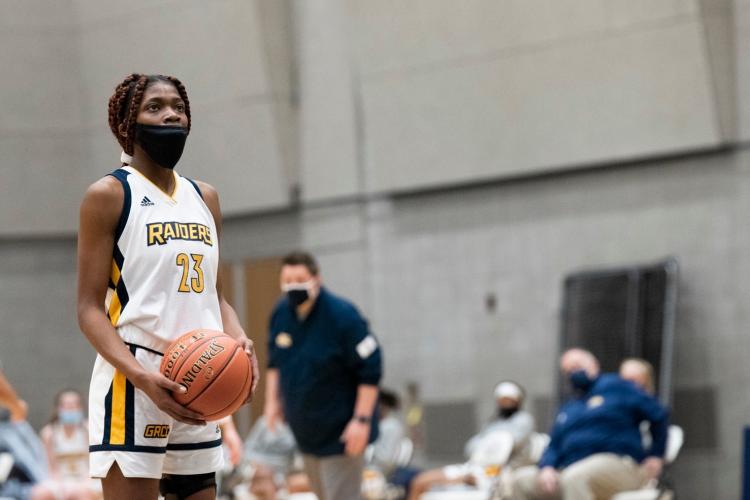 Jayla Bibbs preparing to shoot a free throw.