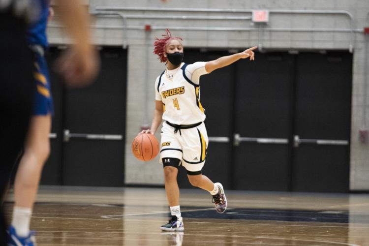 Shonyah Hawkins on the court, pointing to a teammate. 