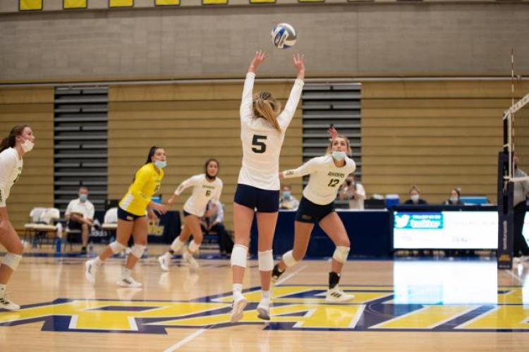 Shannon Russell sets the ball for Annie Holesinger.