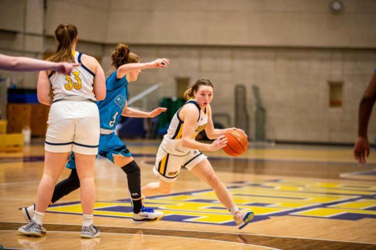 GRCC basketball player driving toward the basket.