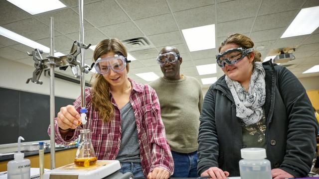 Students working in the chemistry lab